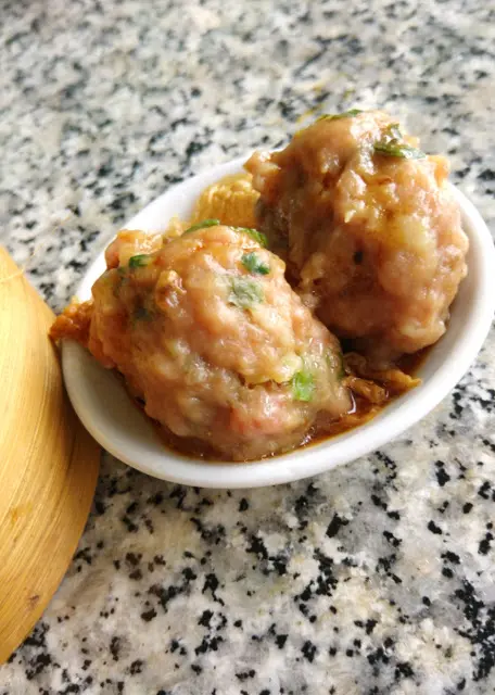 用小碟載上一碟兩粒