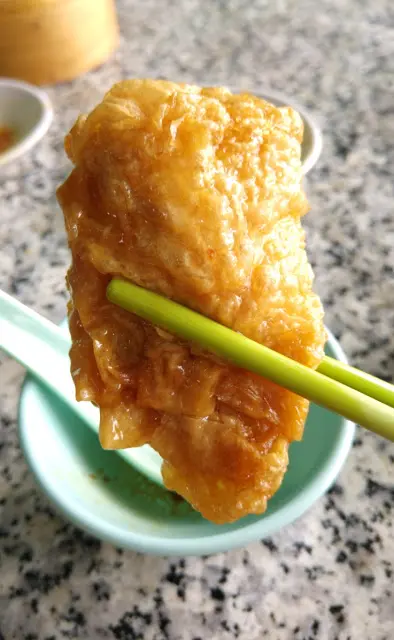 包著餡料的腐皮很硬身