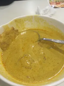 一大碗只有汁和三片魚既飯