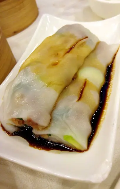 裡頭的叉燒餡料份量很多, 隔著腸粉皮都隱約見到