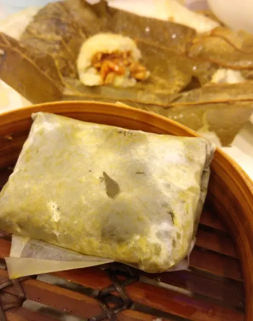 荷葉底下包著的餡料不算飽滿
