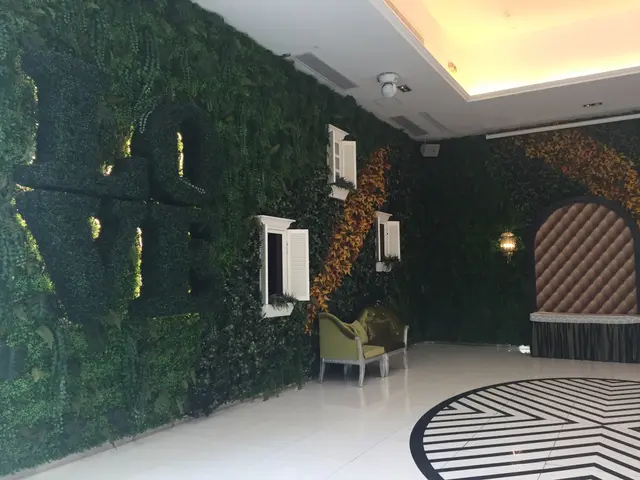 食飯對住依個咁靚既草場，真係特別開心！原來依個場係做婚宴架，唔怪得周不時見到d人1 pair pair來參觀啦