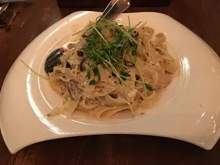 黑松露醬炒鮮什菌嘅寬條麵