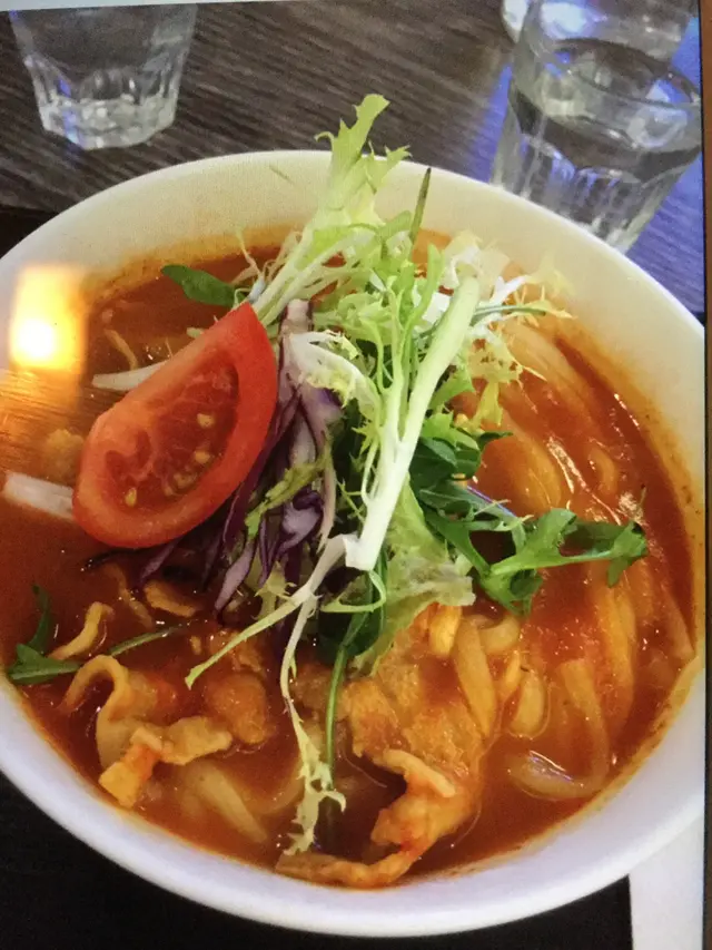 蕃茄豆腐䐁肉湯烏冬，用茄醬煮，個豆腐裡面仲係凍既，豚肉似張根😖九十幾蚊我寧願食茶記D茄醬烏冬