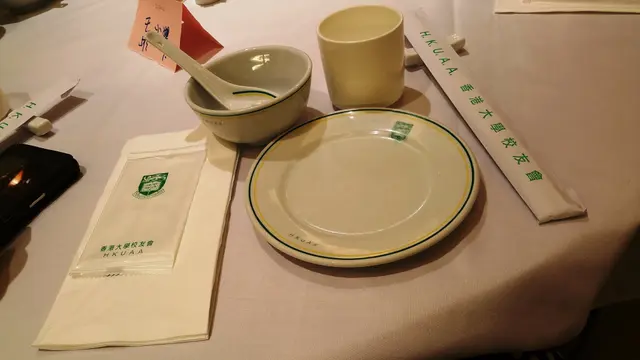 餐具印有港大標誌