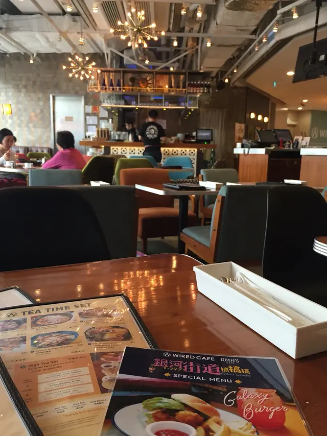 另外想說一下是服務問題，其實不是差的，算過得去。但工作態度一般般不太積極主動。最奇怪的是當我埋單時，女職員放下賬單並裝食物盤子收回廚房出來後，便站在老遠，要我向她示意才發現要繼續處理我的賬單。希望餐廳能改善員工的表現