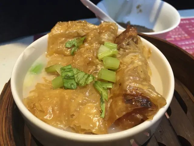 这个也蛮好吃的，鱼汤特别鲜尽管只有一小块。腐皮卷做的也中上水平