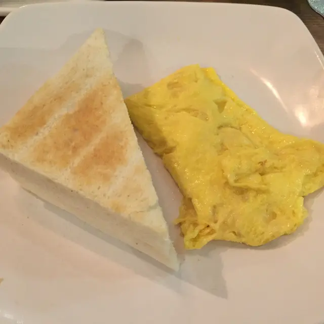 奶油多烘得剛好，脆而不焦，而炒蛋亦做得嫩滑，水準中上。