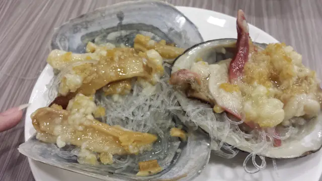 左：象拔蚌仔，右：北寄貝