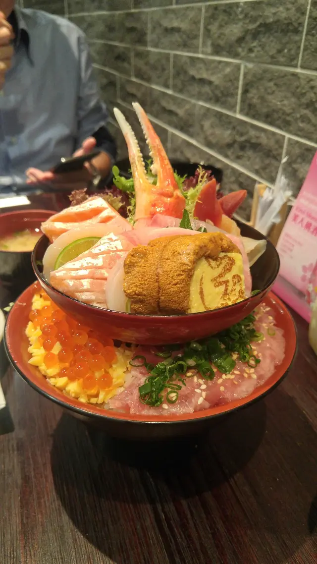 蟹鉗, 藍鰭吞拿魚大腩, 帆立貝, 三文魚, 海膽,北寄貝, 溫泉蛋, 蟹膏, 香蔥伴藍鰭蓉, 雞蛋三文魚籽飯