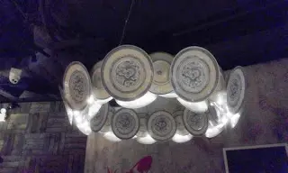 一盞以中國藍花瓷碟砌成的大吊燈