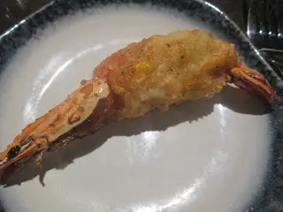 大頭蝦炸至金黃, 色澤平均