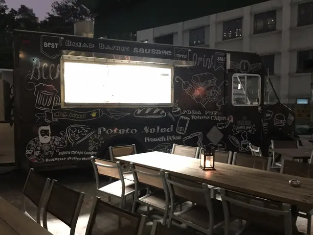 室外停泊的一架美食車