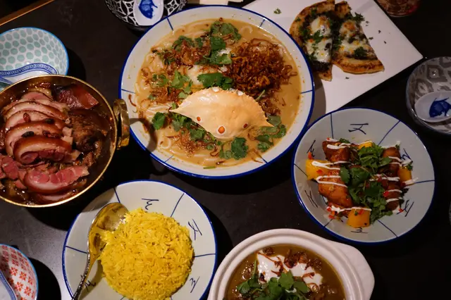 四個女生點了滿桌食物啊！