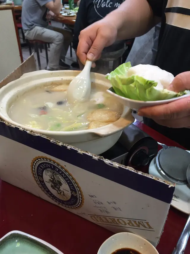 店員細心地撇去煲上的浮油