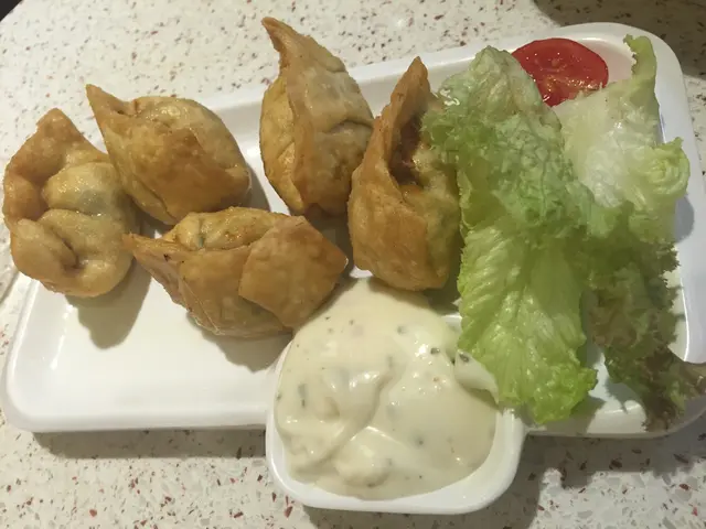 餃子皮薄，餡多！超多韮菜，味道唔會太咸！再點沙津醬，唔會太油，好好味！