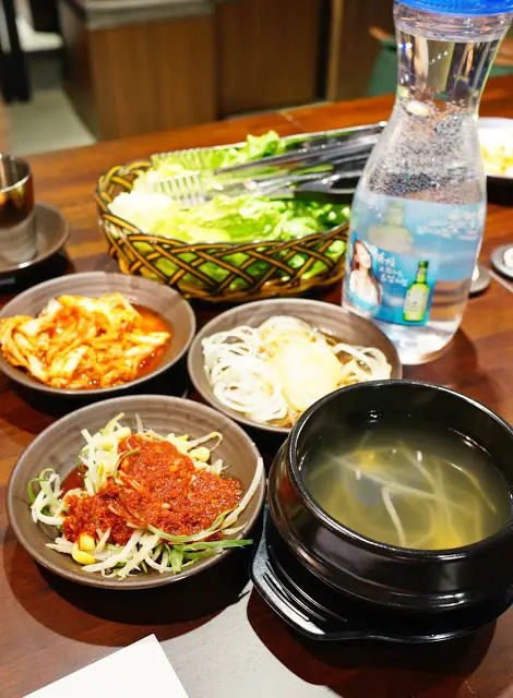 未點菜已先來幾碟前菜: 醬醃芽菜, 自家泡菜和醃製洋蔥絲