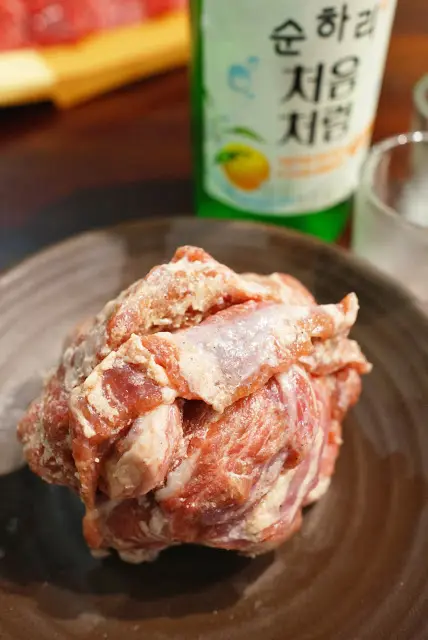 燒肉店主打的是護心肉, 200g一碟的護心肉, 份量頗多