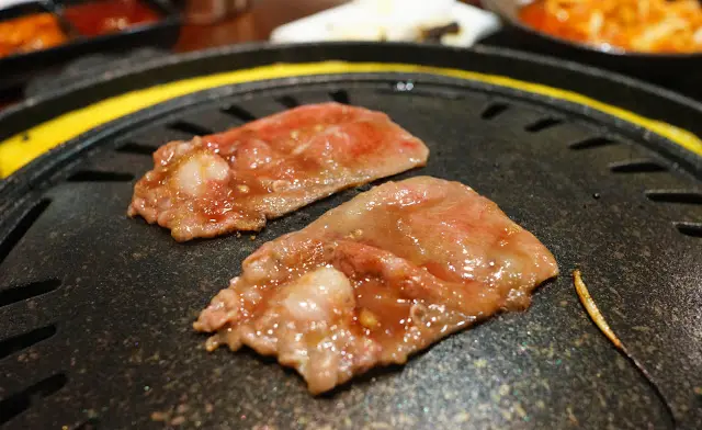 同樣用醬汁醃製過, 所以燒過後與牛五花很像樣