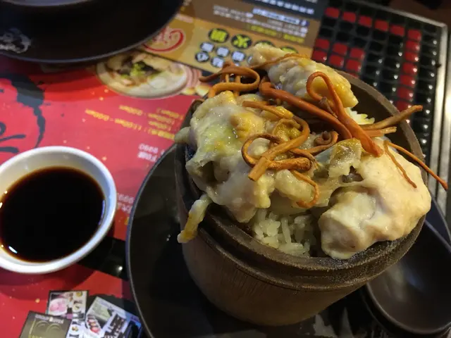 蟲草花雞竹筒飯
