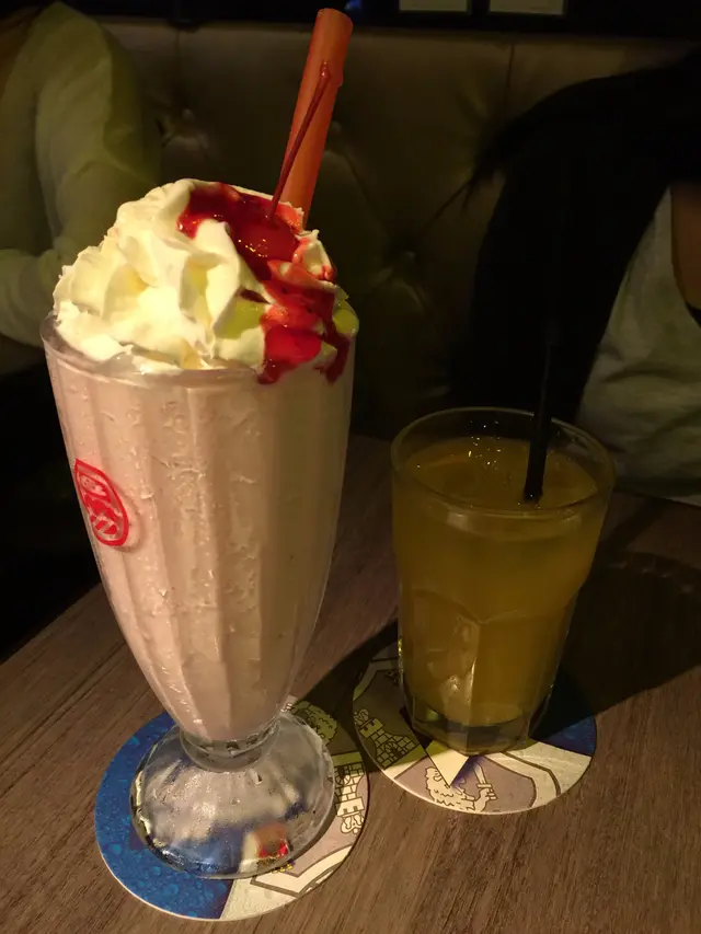 Strawberry Milkshake & Orange Juice