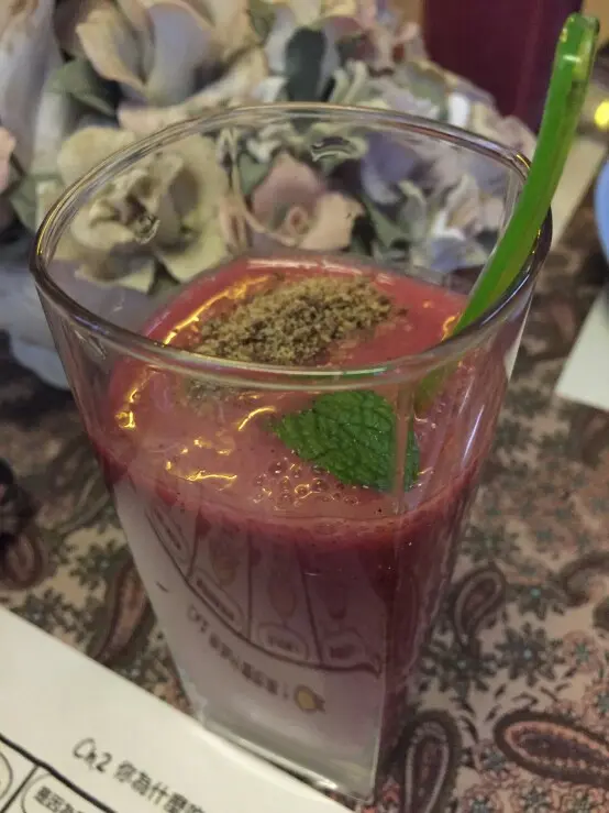 呢杯真係不得了! 用新鮮香蕉同藍莓即場打起!跟多塊薄荷葉,再加埋亞麻籽既纖維! 好飲又健康! 岩晒我地都市人! 重點係好抵! 計番加5蚊咋