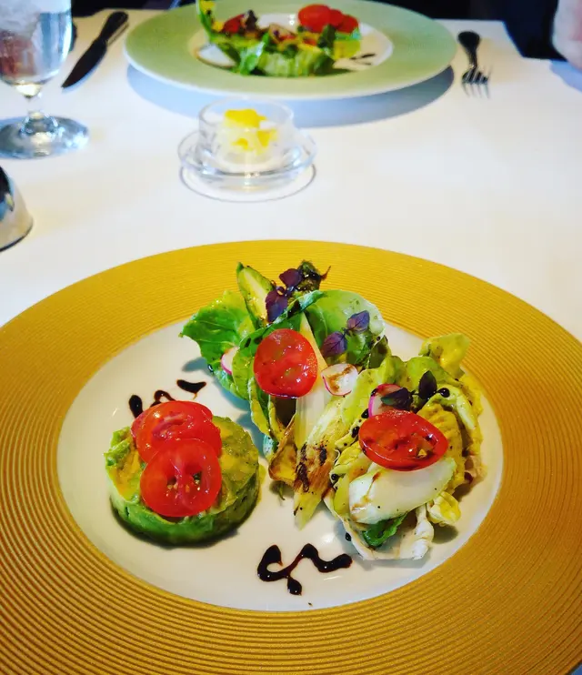 Grilled asparagus, garden salad with avocado
