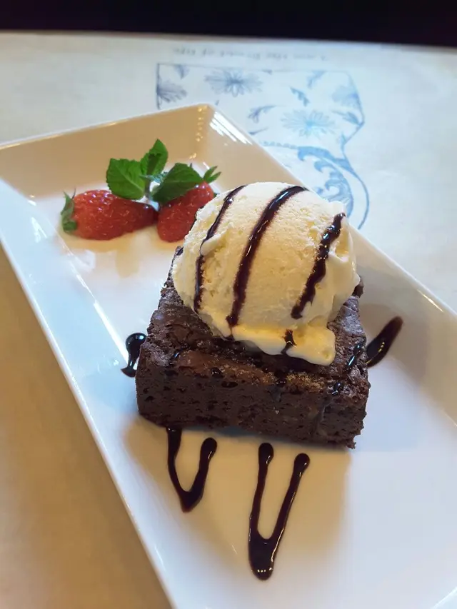 Chocolate brownie with ice-cream