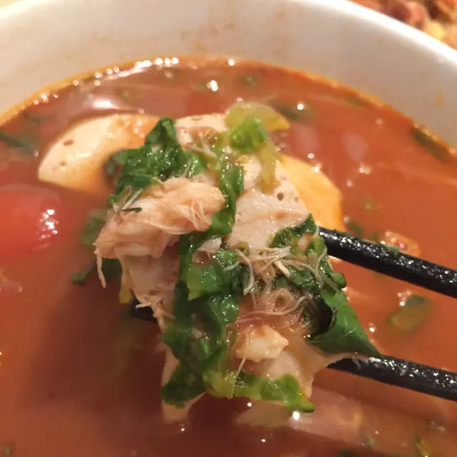 大半碗蟹肉絲係蕃茄湯上面
