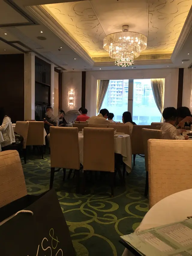 枱與枱之間的空間不足