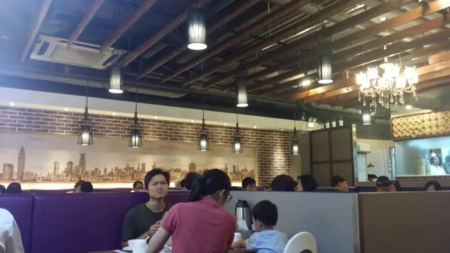 地方佈置有心思 望住上海景象牆畫 尤如置身上海