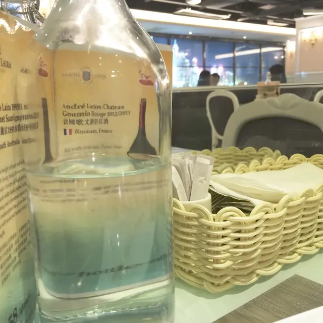 每檯都有獨立的水瓶和餐具