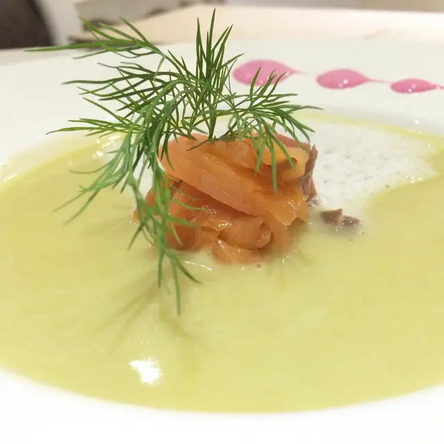 泡沫黑松露煙三文魚大蒜薯蓉湯