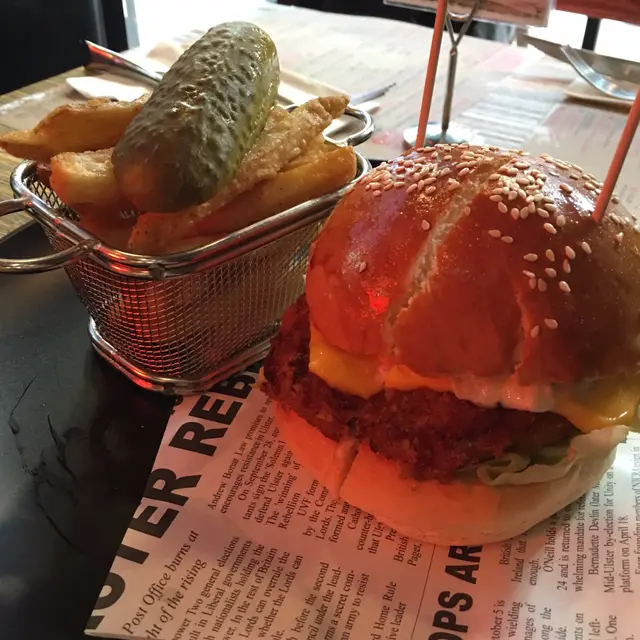 香脆鱈魚漢堡配薯條,酸瓜