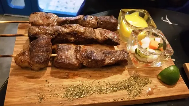 附有黃芥末醬和酸瓜