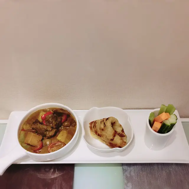 咖喱牛腩配南亞薄餅