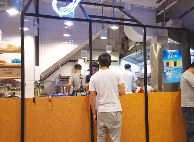 炸脾店不算大, 廚房已佔了一半位置