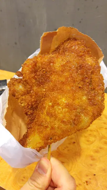 等了5分鐘熱辣辣的炸脾到手, 是超級勁辣手那種