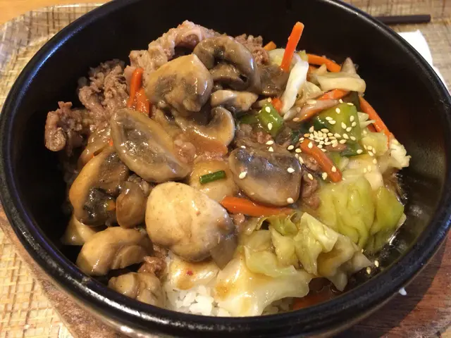 石頭鍋磨菇牛肉飯