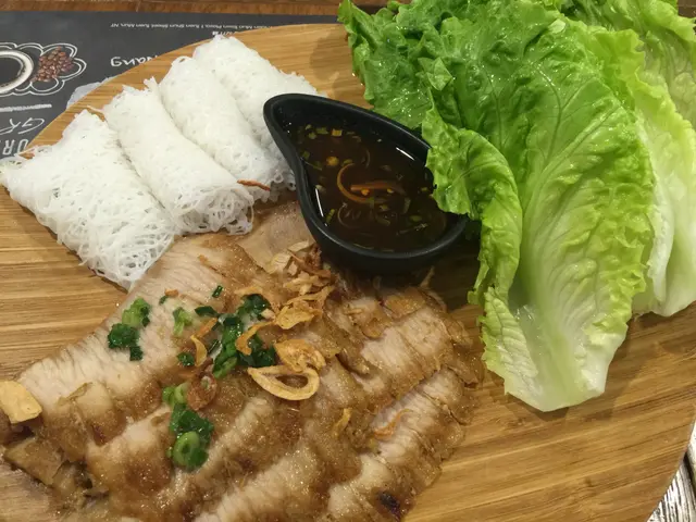 燒豬頸肉配濱海及生菜