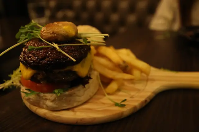 大烤菇芝士牛肉漢堡