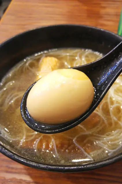 食店的滷水蛋不算太深色, 未算太入味