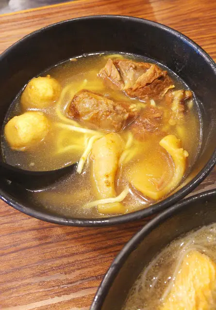 油麵, 牛坑腩, 咖喱魷魚和芝士炸彈, 再加腩汁