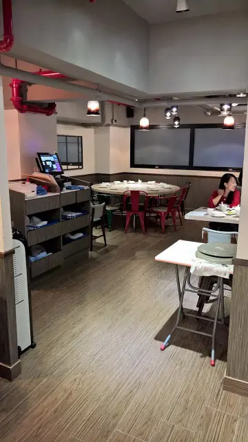 2樓擺放著多張10人的大枱
