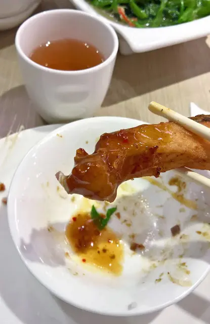 和魚腩一起進食，會中和了魚腩醃制過的味道，令口感變得香辣而非香脆