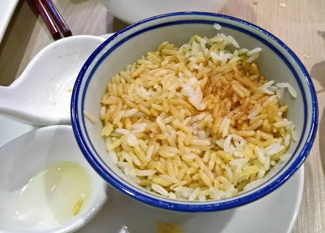 將豉油、豬油和米飯撈勻後，入口時豬油香味豐厚口感加上豉油的甘香咸味，配上質感十足的米飯，這個邪惡的美味，令人情不自禁地大口大口地吃呢
