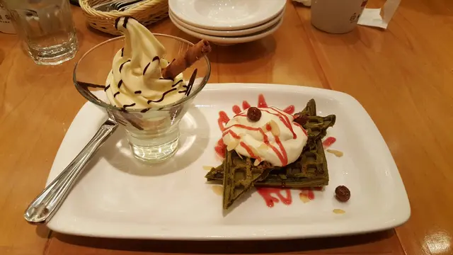 set menu加30蚊 窩夫千層配迷你芭菲