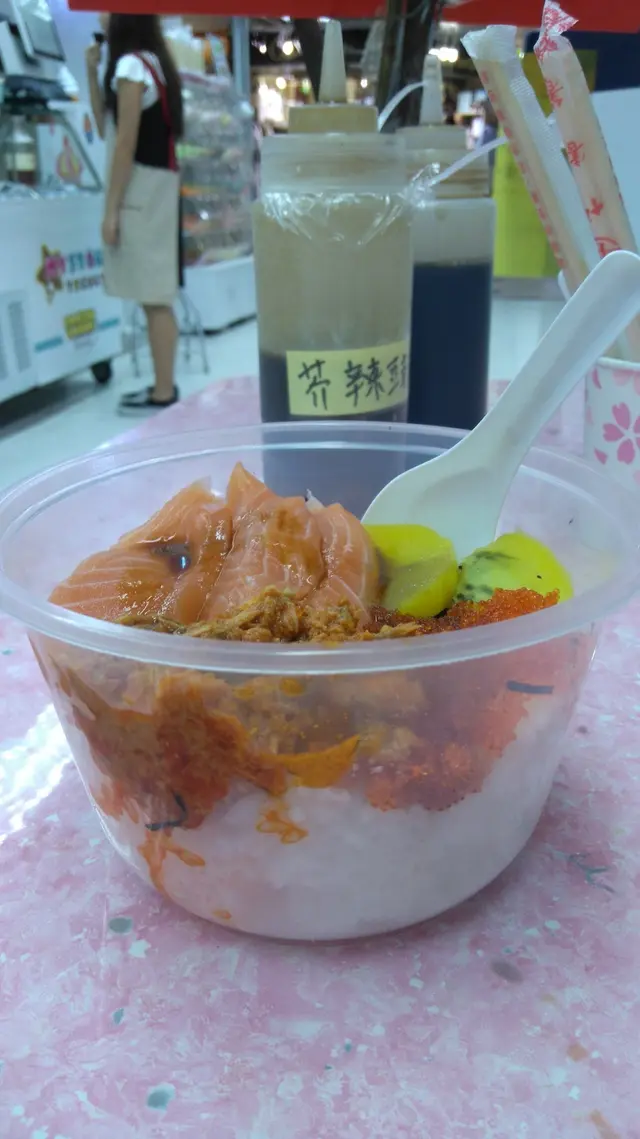 辣味三文魚碎太多油, 切件三文魚食落無咩味, 飯乾硬醋味重, 整體感覺唔良好