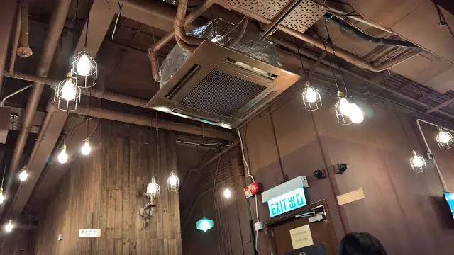 天花沒有任何裝飾,冷氣喉管、電線喉管和水管外露,加上用上鐵籠式掛燈,很RAW很有FEEL