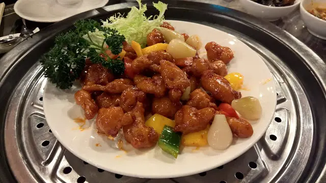 這個招牌拔絲咕嚕肉是有蒸氣大廚的比賽得奬作品,例牌來說份量也不算少